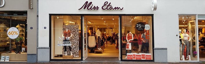 Miss Etam etalage winkelpresentatie Blomsma RetailSigning